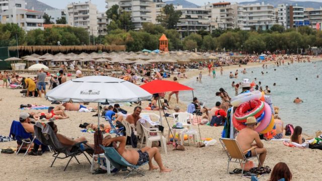 Καβούρια…στις τσέπες: Τόσο κοστίζει μια βουτιά στις οργανωμένες παραλίες της Αττικής