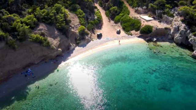 Θυμίζει Σποράδες: Η παραλία με τα εντυπωσιακά γαλαζοπράσινα νερά – 1,5 ώρα από την Αθήνα (Videos)