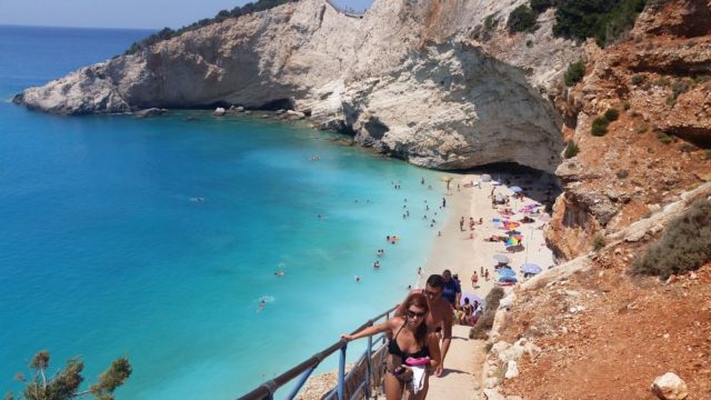 Παράδεισος επί γης: Η μαγική παραλία του Ιονίου που για να φτάσεις πρέπει να κατέβεις 100 σκαλοπάτια!