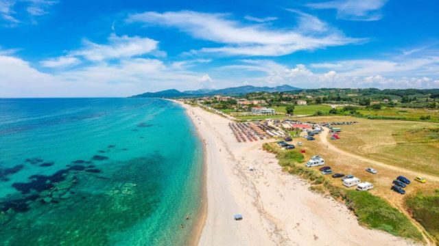 Η μεγαλύτερη παραλία της Ευρώπης βρίσκεται στην ηπειρωτική Ελλάδα και είναι… παραμυθένια!