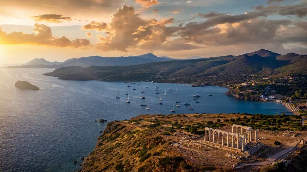 Ο κρυμμένος «παράδεισος» στο Σούνιο: Η μυστική παραλία με θέα το Ναό του Ποσειδώνα