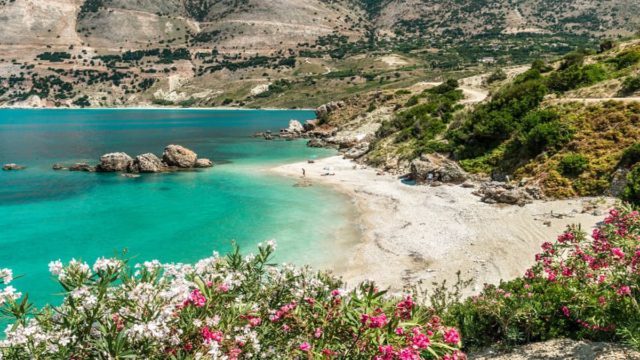 Θυμίζει νησί της  Καραϊβικής: Η άγνωστη εξωτική παραλία του Ιονίου με τα καταγάλανα νερά που παραδίνεσαι στην ομορφιά της άνευ όρων