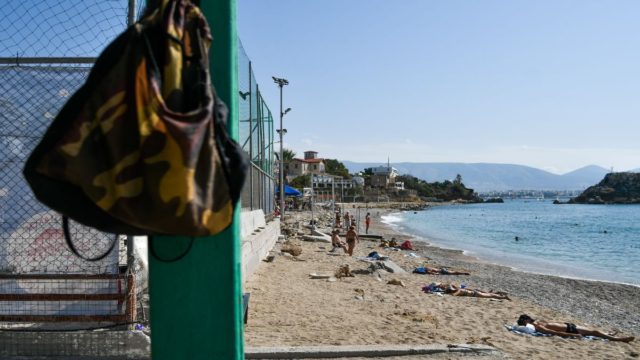 Καλοκαίρι στην Αττική: Αυτές είναι οι ακατάλληλες παραλίες για κολύμπι από τον Πειραιά έως τη Βουλιαγμένη