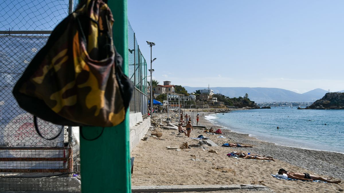 Καλοκαίρι στην Αττική: Αυτές είναι οι ακατάλληλες παραλίες για κολύμπι από τον Πειραιά έως τη Βουλιαγμένη