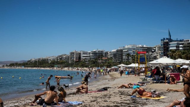 Αττική: Το «αδιαχώρητο» στις παραλίες –  Οι Αθηναίοι πήγαν για μπάνιο παρά τον άστατο καιρό