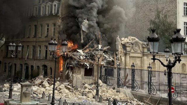 Ισχυρή έκρηξη στο Παρίσι: Στις φλόγες κτίρια και πυκνοί καπνοί με 16 τραυματίες – «Καταρρέουν κομμάτια, πέφτουν παντού γυαλιά…» (videos)