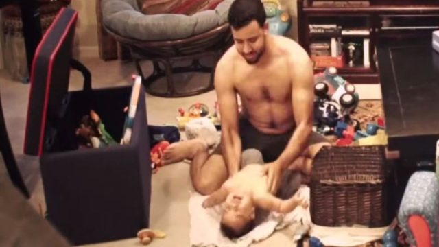 Μητέρα έβαλε κρυφή κάμερα για να δει τι κάνει ο 30χρονος πατέρας με τον γιο του…Τρελάθηκε με αυτό που είδε!