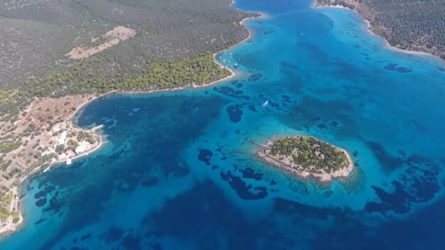 Η «Καραϊβική» της Ελλάδας απέχει μόλις 1,5 ώρα από την Αττική: Tο μαγικό νησί με την εξωτική ομορφιά και τα τιρκουάζ νερά (Video)