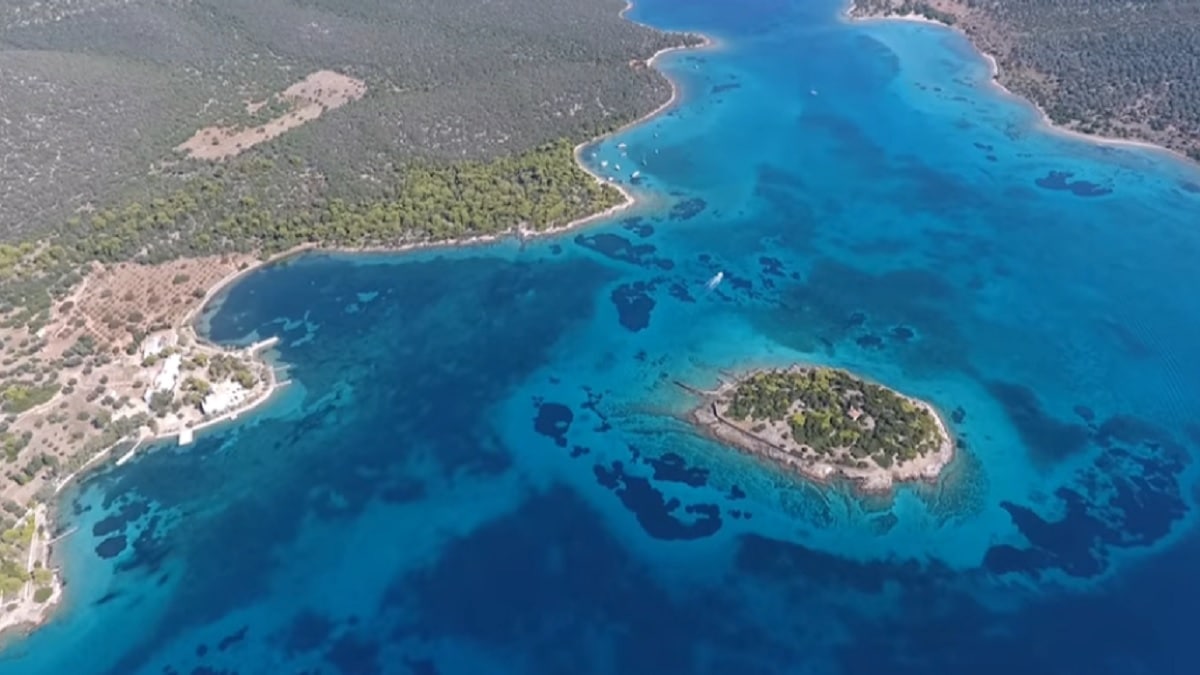 Η «Καραϊβική» της Ελλάδας απέχει μόλις 1,5 ώρα από την Αττική: Tο μαγικό νησί με την εξωτική ομορφιά και τα τιρκουάζ νερά (Video)