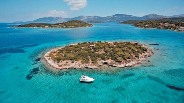Εικόνες που θυμίζουν… Καραϊβική: Το νησί «όνειρο» με την λευκή αμμουδιά και τα τιρκουάζ νερά 1,5 ώρα από την Αθήνα