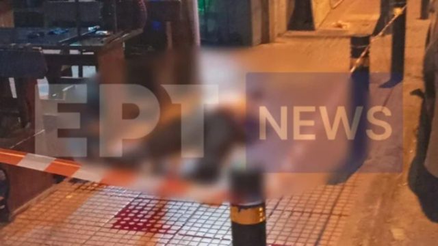 Βίντεο ντοκουμέντο: Καρέ-καρέ η στιγμή που ο δολοφόνος μαχαιρώνει τον 61χρονο Βούλγαρο στην πλατεία Βάθη! (Προσοχή – Σκληρές εικόνες)