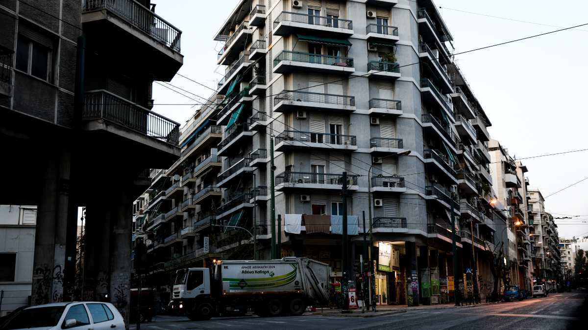 Πλατεία Βάθης: Άγριο έγκλημα στο κέντρο της Αθήνας – Άντρας βρέθηκε νεκρός μέσα σε λίμνη αίματος