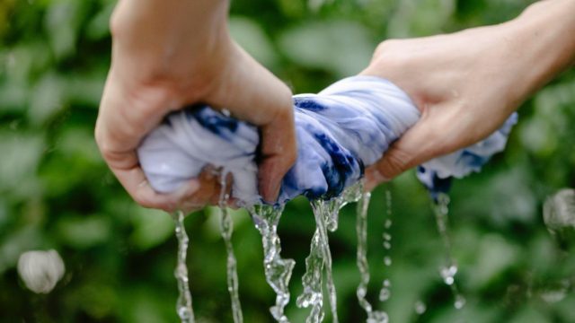 Πλύσιμο στο χέρι: 5 λάθη που κάνετε και καταστρέφετε τα υφάσματα των ρούχων σας