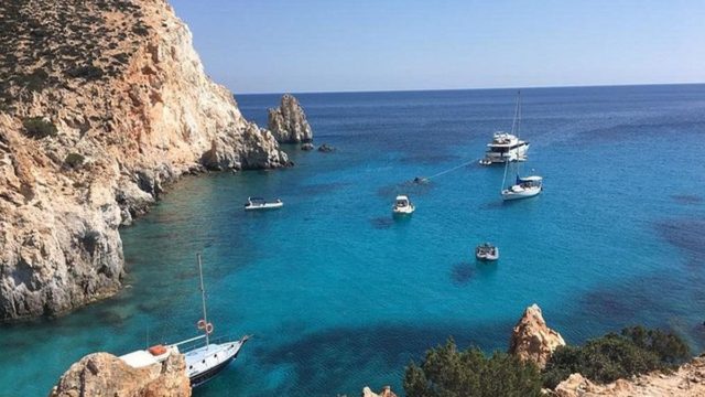 Ερωτικός «παράδεισος»: Το χωριό στο κυκλαδίτικο νησί με τα καταγάλανα νερά και τον θρύλο για τα ζευγάρια που μένουν για πάντα μαζί