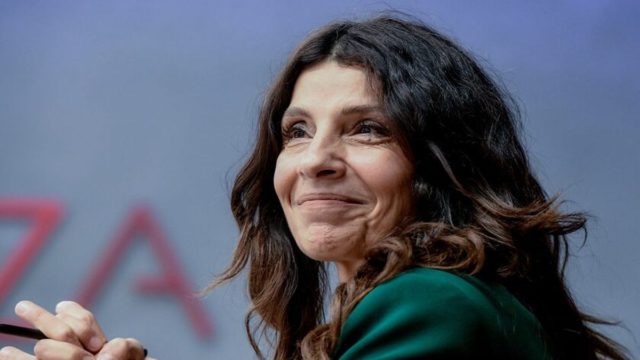 Εκλογές 2023: Με αθλητικό look και συντροφιά τον άνδρα της ζωής της ψήφισε η Πόπη Τσαπανίδου