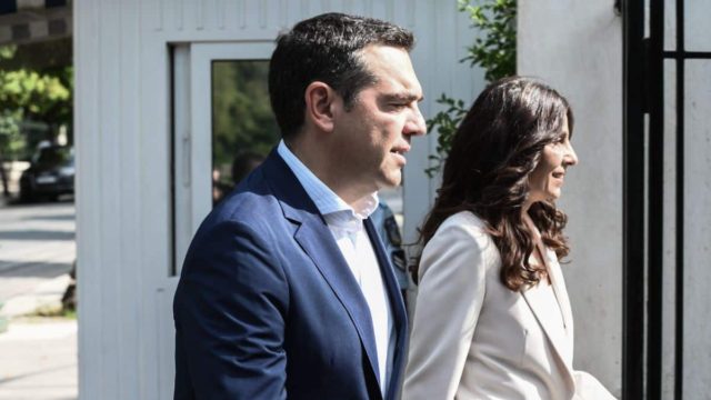 Εκλογές 2023: Όπου φύγει φύγει η Πόπη Τσαπανίδου – Βγήκε από τα γραφεία του ΣΥΡΙΖΑ, χαμογέλασε, χαιρέτησε και… εξαφανίστηκε