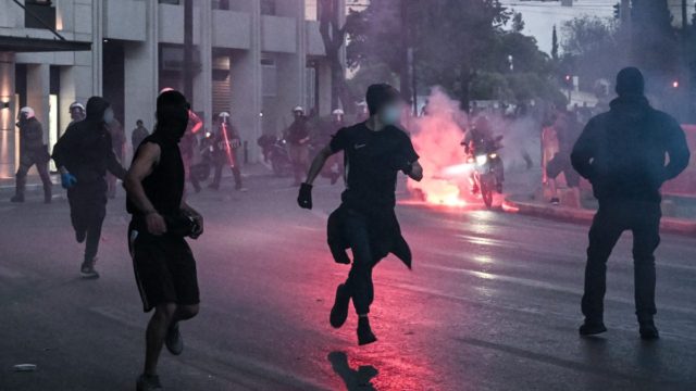 Ναυάγιο στην Πύλο: Επεισόδια στην πορεία διαμαρτυρίας – Μολότοφ, χημικά και «κυνηγητό» στα στενά