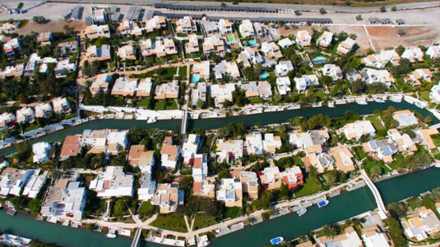 Το «Μαϊάμι» της Ελλάδας: Μόλις 2 ώρες από την Αθήνα – Δεν έχει δρόμους, αλλά κανάλια!