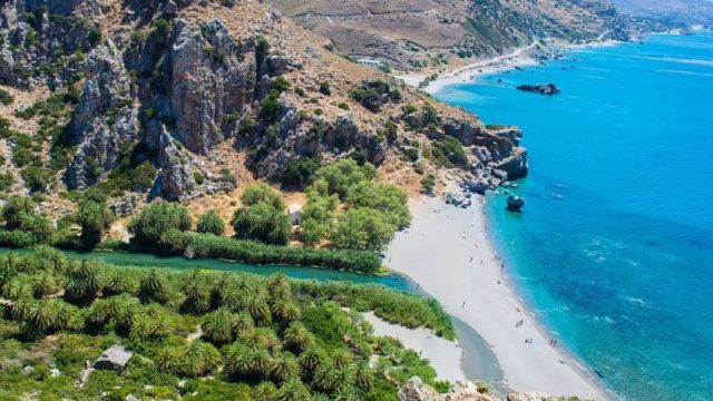 Μαγευτικός συνδυασμός: Η παράξενη παραλία της Ελλάδας που η θάλασσα ενώνεται με ποτάμι