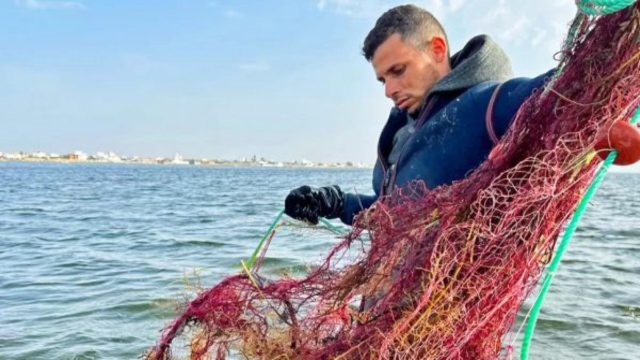 Ψαράς λύγισε όταν βρήκε στα δίχτυα του νεκρό μωρό – Σε τρεις μέρες «έπιασε» 15 πτώματα (photos)