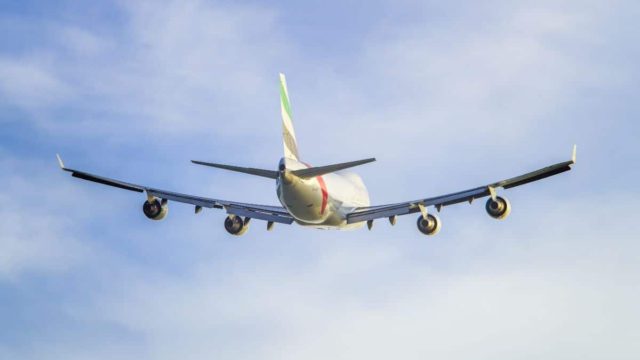 Πανικός σε πτήση από το Μόναχο: 27χρονη γδύθηκε στο αεροσκάφος, έβαλε τις φωνές και δάγκωσε αστυνομικό