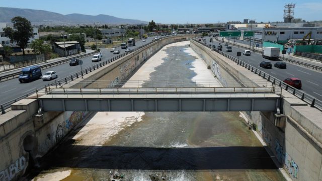 Θρίλερ στον Κηφισό: Άτομο έπεσε στο ποτάμι – Κλειστή η άνοδος