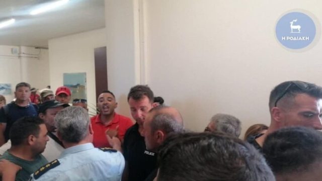 Τραγικές εικόνες στη Ρόδο: «Πολεμικό» κλίμα για τις ομπρέλες στις παραλίες – Πολίτης έκοψε τις φλέβες του μέσα στο Δημαρχείο (video)