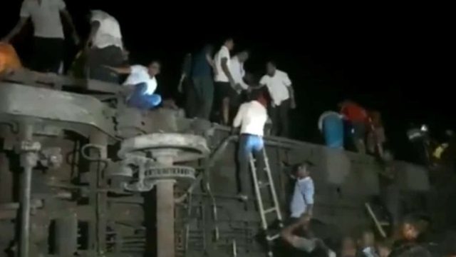 Σοκ με σύγκρουση τρένων στην Ινδία: Τουλάχιστον 50 οι νεκροί και περισσότεροι από 300 οι τραυματίες (Video)