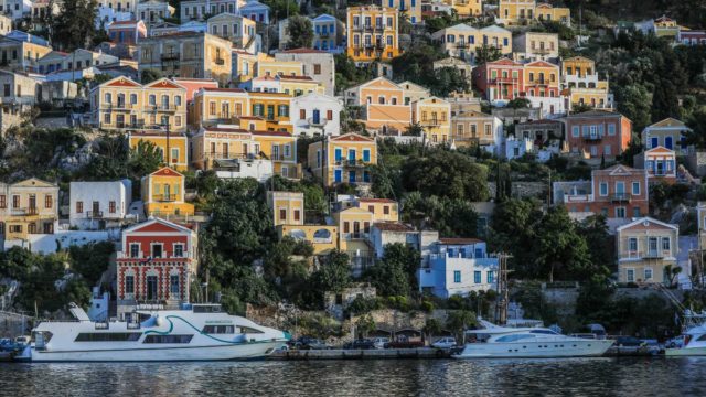 Μικρός παράδεισος: Το πανέμορφο και πολύχρωμο ελληνικό νησί που διαφημίζεται παντού φέτος