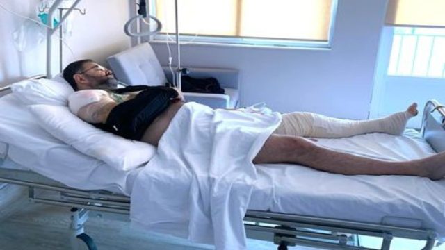 Στο νοσοκομείο ο Σταύρος Μπαλάσκας! Η σοκαριστική φωτογραφία με το μπαταρισμένο αριστερό πόδι και δεξί χέρι