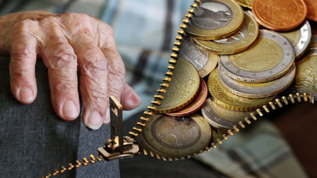 «Βρέχει» χρήμα στα ΑΤΜ – Οι ημερομηνίες για τις συντάξεις Ιουλίου