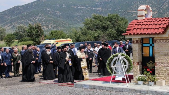 Τραγωδία στα Τέμπη: “Ράγισαν” καρδιές από τους συγγενείς των θυμάτων στο τρισάγιο – «Να παρακαλέσει τον Άγιο Θεό ώστε να…» (Video)
