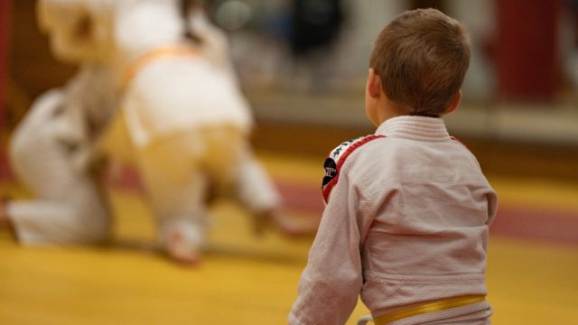 Πέθανε 8χρονο αγόρι που φέρεται ότι ξυλοκοπήθηκε μέχρι θανάτου από τον εκπαιδευτή του στις πολεμικές τέχνες (photos)