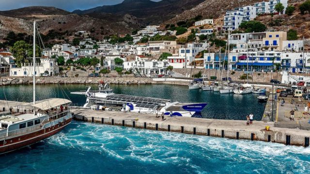 Μοναδικό και αξιοθαύμαστο: Το νησί των 150 σπιτιών σου χαρίζει γαλήνη και… μίνι ελέφαντες!