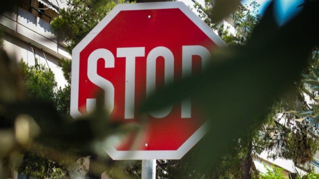 Τι γράφει στοπ και τρώει χόρτα… Το καμένο ανέκδοτο της ημέρας (23/6)
