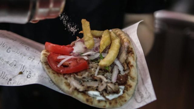 Τι χαβιάρι…τι σουβλάκι: Θα τρίβετε τα μάτια σας με τις τιμές στη Μύκονο – Τι συμβαίνει στα υπόλοιπα νησιά