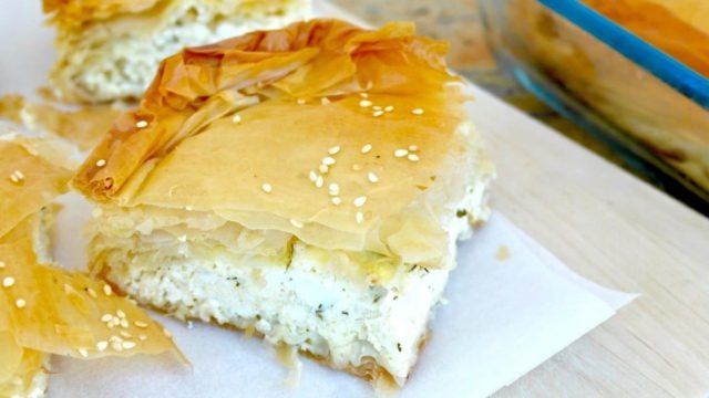 Τυρόπιτα ταψιού με τρία τυριά – Έτοιμη σε λιγότερο από 10 λεπτά