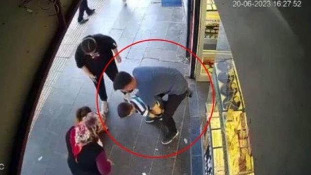 Κρυφή κάμερα καταγράφει τη σοκαριστική στιγμή του πνιγμού 5χρονου από κομμάτι ζάχαρης – Τον έσωσε 21χρονος με λαβή Χάιμλιχ!