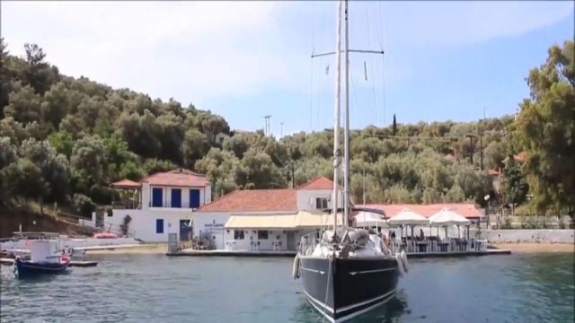 Κρυμμένο “διαμάντι” με καταγάλανα νερά: Το νησάκι με τους μηδέν τουρίστες που τρως ψαράκι, πίνεις και κοιμάσαι με 15€ τη μέρα (Video)