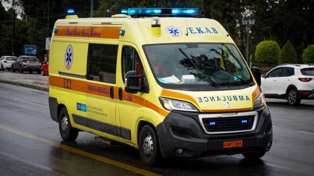 Τροχαίο στη Σαρωνίδα: Στο νοσοκομείο οδηγός μοτοσικλέτας