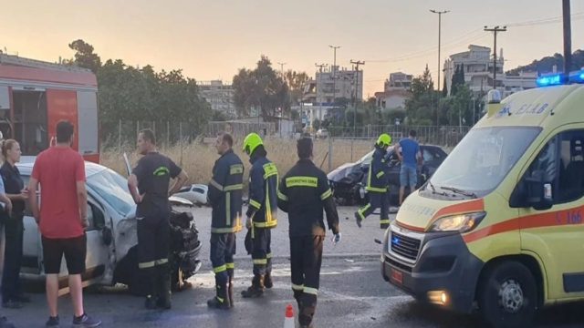 Σοβαρό τροχαίο στην παραλιακή – Σε άμορφη μάζα σιδερικών μετατράπηκαν τα ΙΧ (photos)