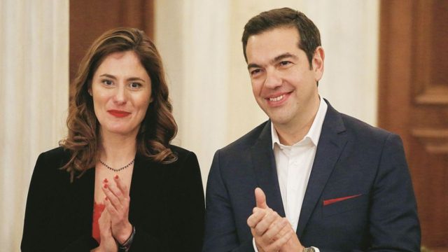 Αλέξης Τσίπρας: Η Μπέτυ Μπαζιάνα στο πλευρό του μετά την ανακοίνωση της παραίτησης του – Το χαμόγελο της που έγινε viral