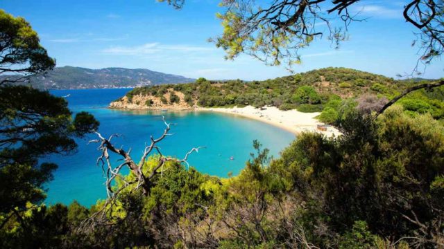 Τσουγκριάς: Το άγνωστο ελληνικό νησί που ήθελαν να αγοράσουν οι Beatles