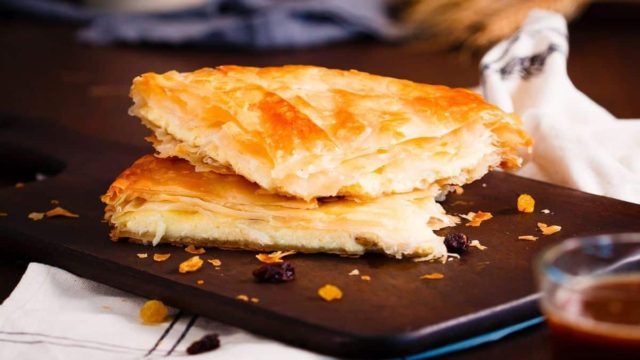 Λαχταριστή τυρόπιτα που μυρίζει φρέσκο βούτυρο – Έτοιμη σε λιγότερο από 10 λεπτά