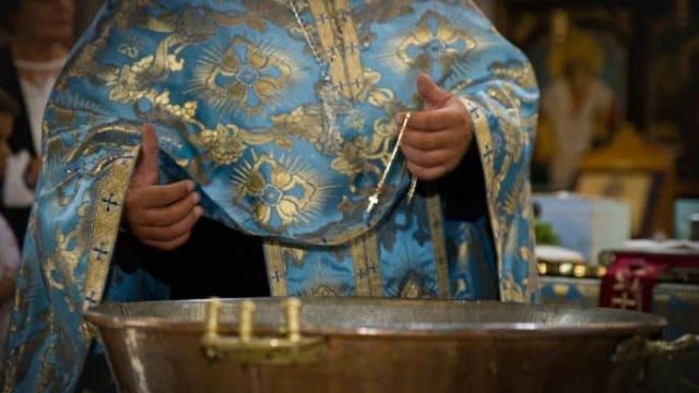 Βρέφος δύο μηνών πέθανε μετά την βάπτισή του – Βρήκαν 110 ml νερού στα πνευμόνια του