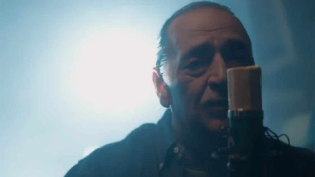 Επιστροφές καταστροφές: Ο Βασίλης Καρράς γύρισε ανανεωμένος στη μουσική μετά το πρόβλημα υγείας – Το νέο του τραγούδι