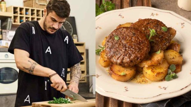 Vegan μπιφτέκια με πατάτες στον φούρνο: Το κόλπο του Άκη Πετρετζίκη στο ψήσιμο για να είναι αφράτα και ζουμερά