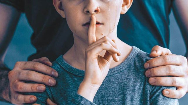 Φρίκη και αποτροπιασμός: Στα χέρια της ΕΛ.ΑΣ. 50χρονος που βίαζε 17χρονο για τρία ολόκληρα χρόνια και το μετέδιδε σε live streaming (video)