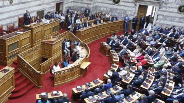 Μεγάλες «καραμπόλες» στην κατανομή των εδρών στη Βουλή: Χάνει μία έδρα ο ΣΥΡΙΖΑ, κερδίζει μία το ΚΚΕ – Ποιοι μένουν εκτός από τη ΝΔ (video)