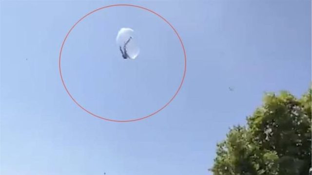 Τρόμος στην Βρετανία: 9χρονος παρασύρεται από τον άνεμο μέσα σε φουσκωτή μπάλα και πέφτει από 6 μέτρα ύψος (video)